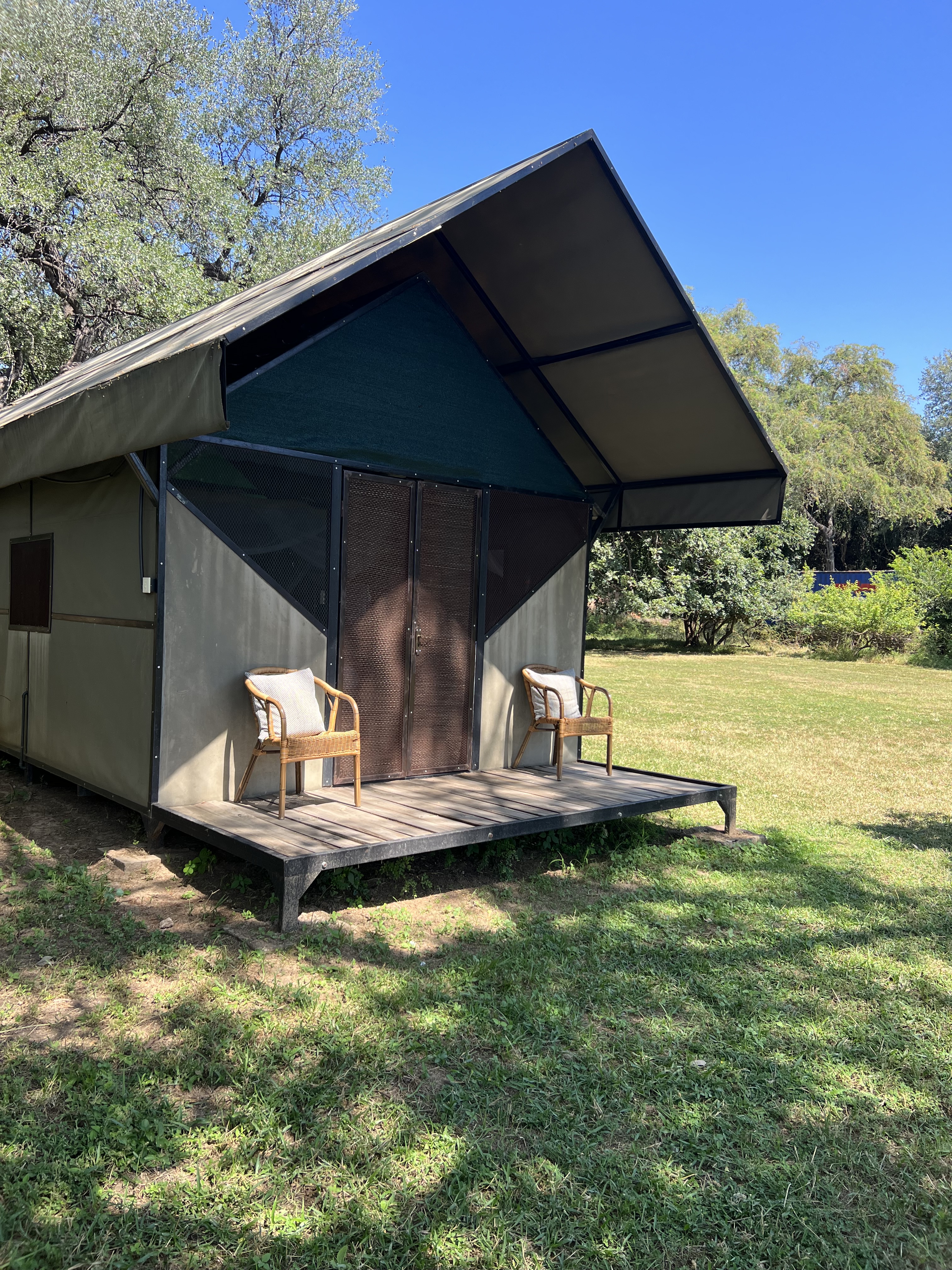 cazare in south luangwa, track and trail river camp